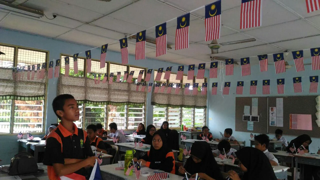 Suasana bilik darjah di SMK Seri Tanjong, Melaka, dengan pelajar dan hiasan Jalur Gemilang; foto arkib 2017.