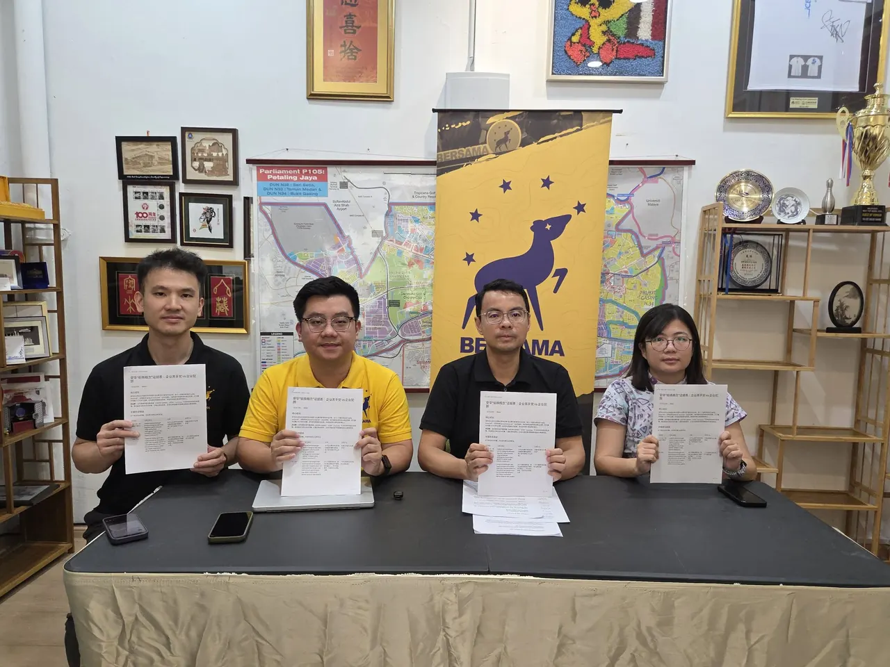 Gambar asal empat wakil BERSAMA memegang dokumen kenyataan media di hadapan sepanduk parti
